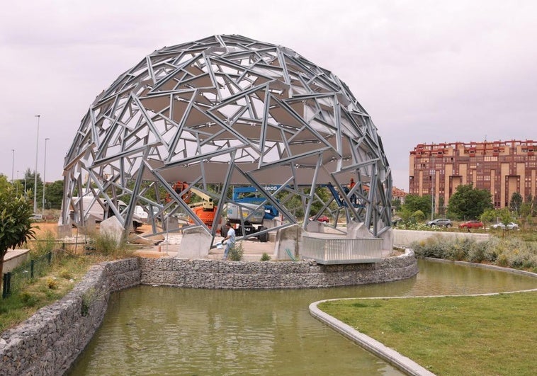 Seis filas de toldos rematan el aspecto de la geoda de la plaza León de la Riva